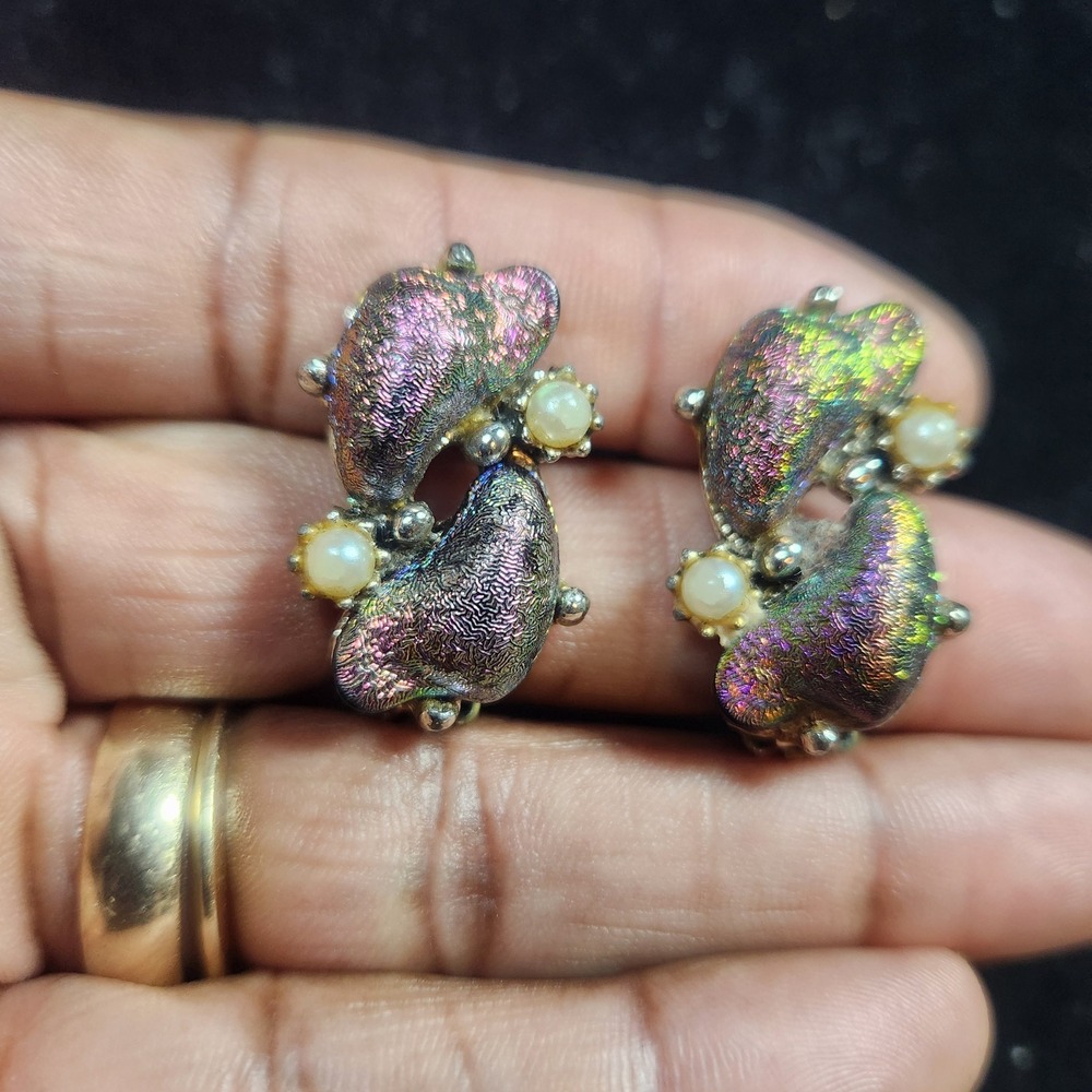 Vintage Iridescent Textured white bead Clip‎ On Earrings Silver Tone Abstract